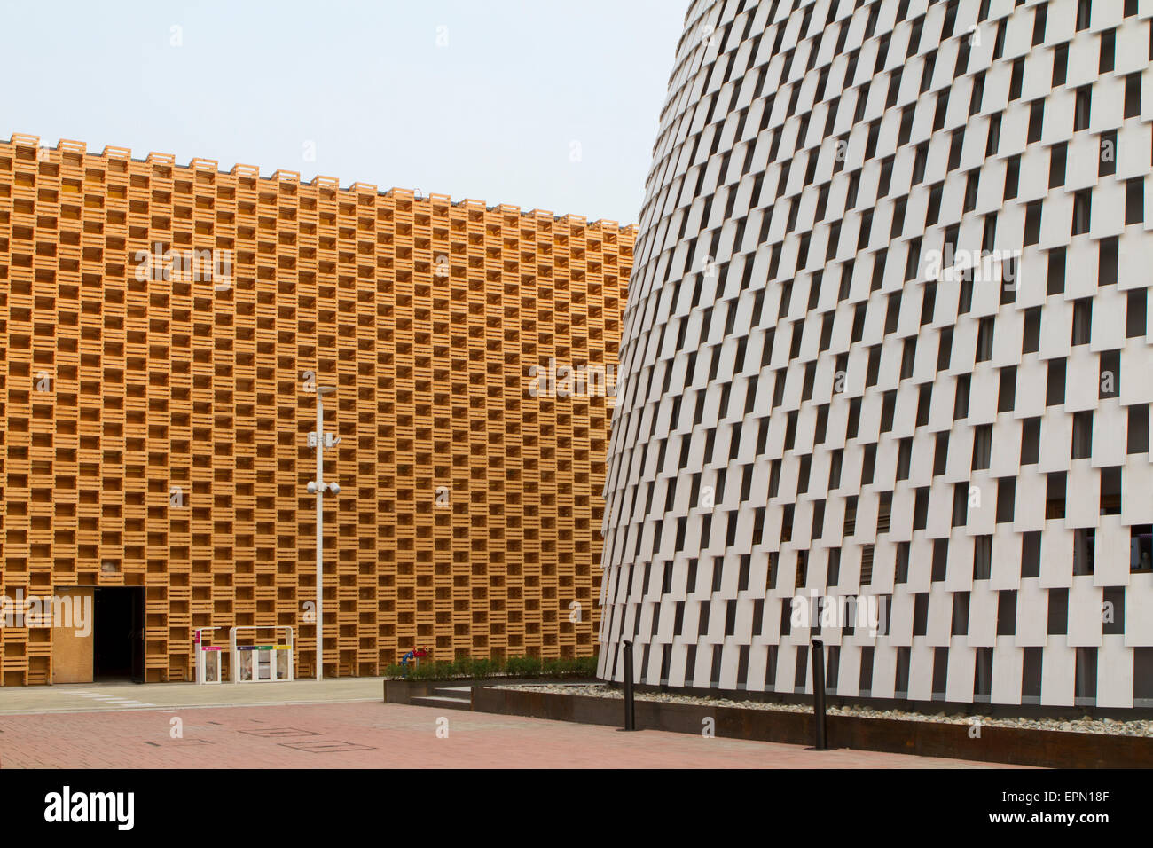 Mailand, Italien, 5. Mai 2015. Polnisch (links) und Intesa Sanpaolo (rechts) Pavillons auf der Expo 2015. Stockfoto