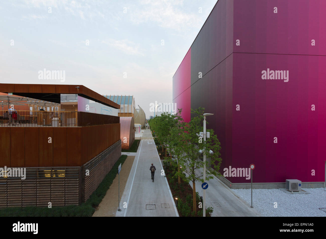 Mailand, Italien, 5. Mai 2015. Ein Mann geht allein unter Expo 2015 Gebäuden. Stockfoto