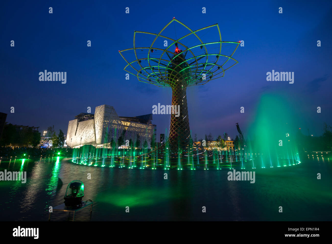 Mailand, Italien, 5. Mai 2015. Licht-Show rund um den Baum des Lebens-Brunnen auf der Expo 2015. Stockfoto