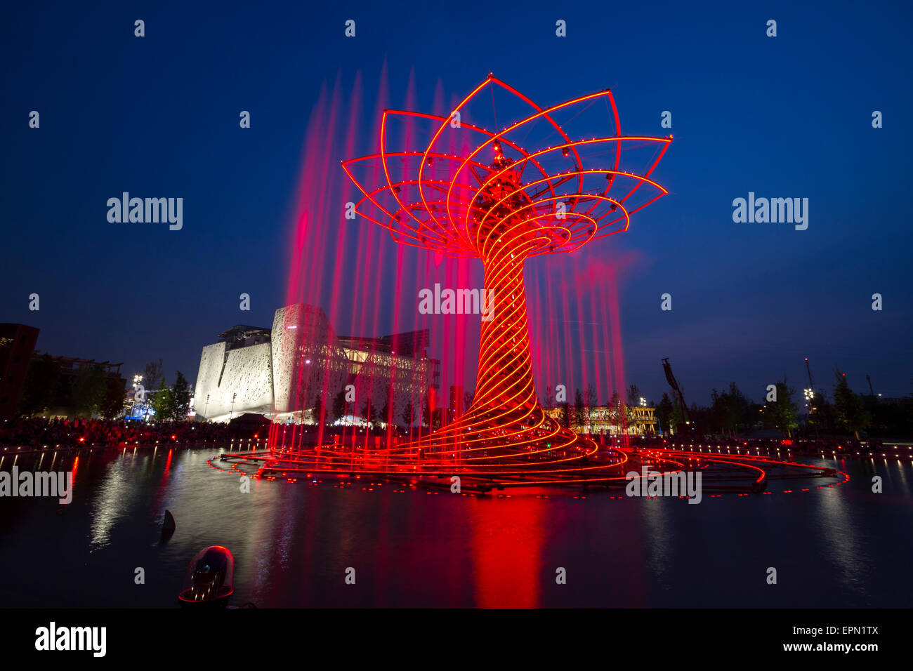 Mailand, Italien, 5. Mai 2015. Licht-Show rund um den Baum des Lebens-Brunnen auf der Expo 2015. Stockfoto