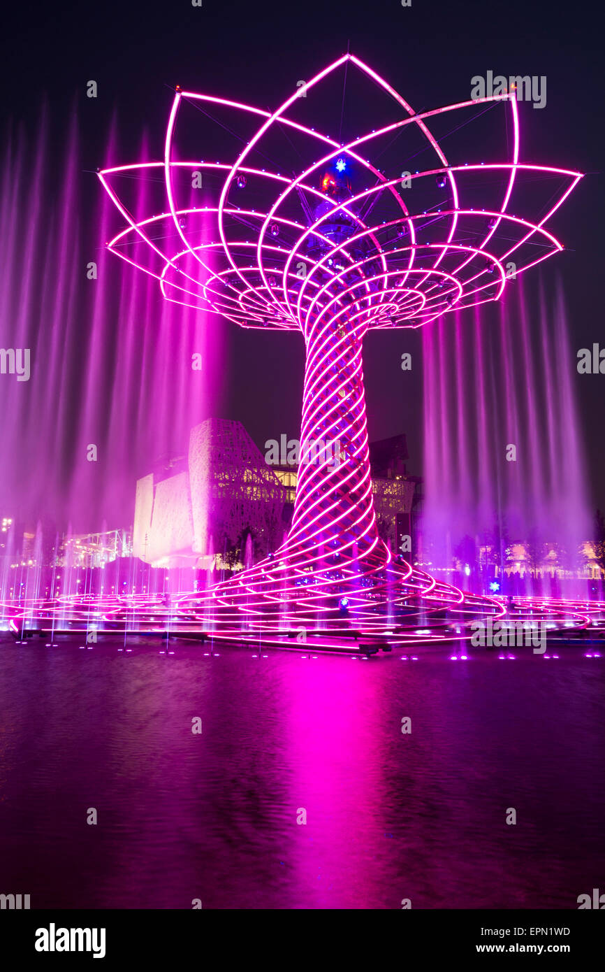 Mailand, Italien, 5. Mai 2015. Licht-Show rund um den Baum des Lebens-Brunnen auf der Expo 2015. Stockfoto