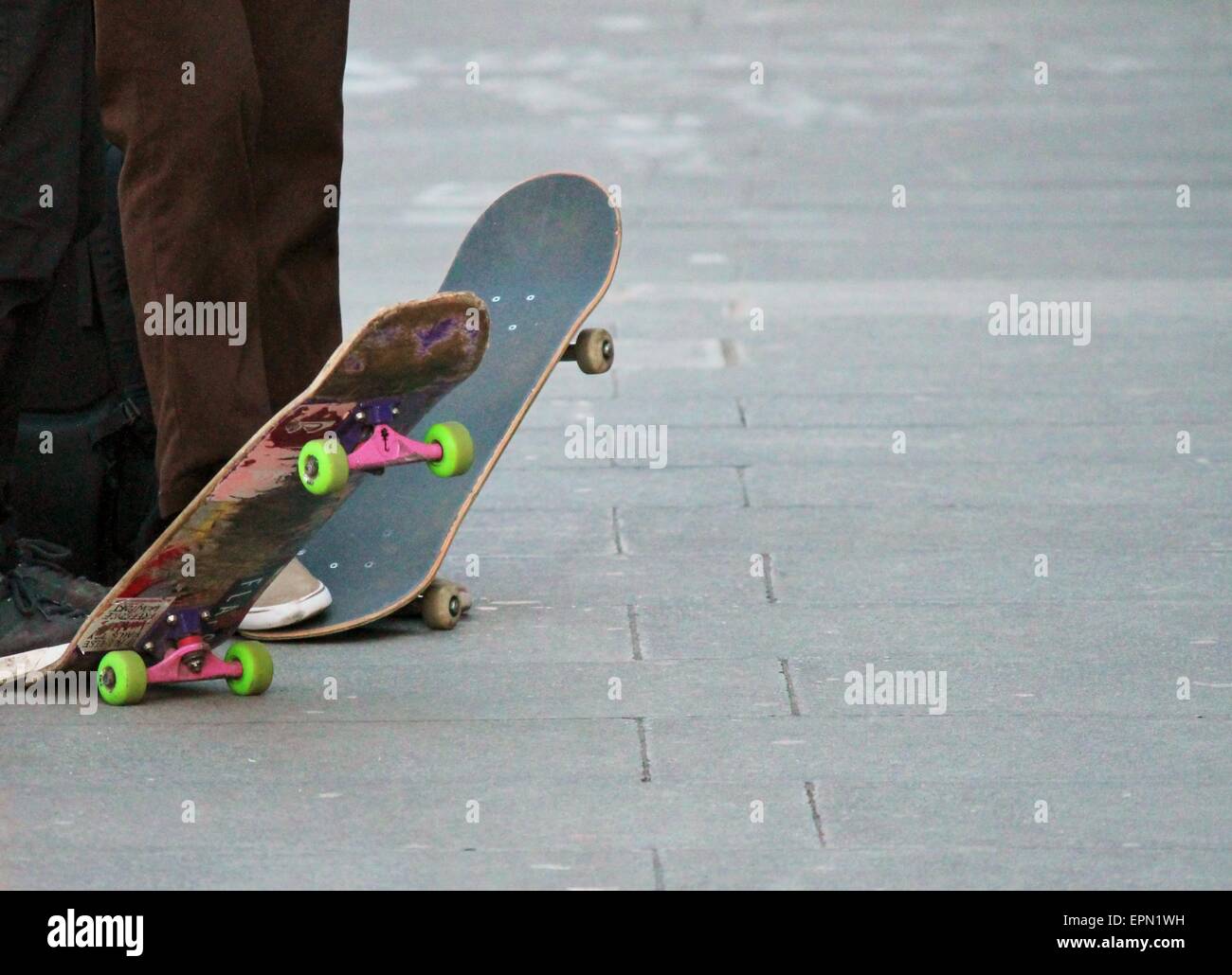 Skateboards, Skateboard, Skater, skaten, skating, Gruppe Freunde Skate Board kopieren Raum Hintergrund Stockfoto