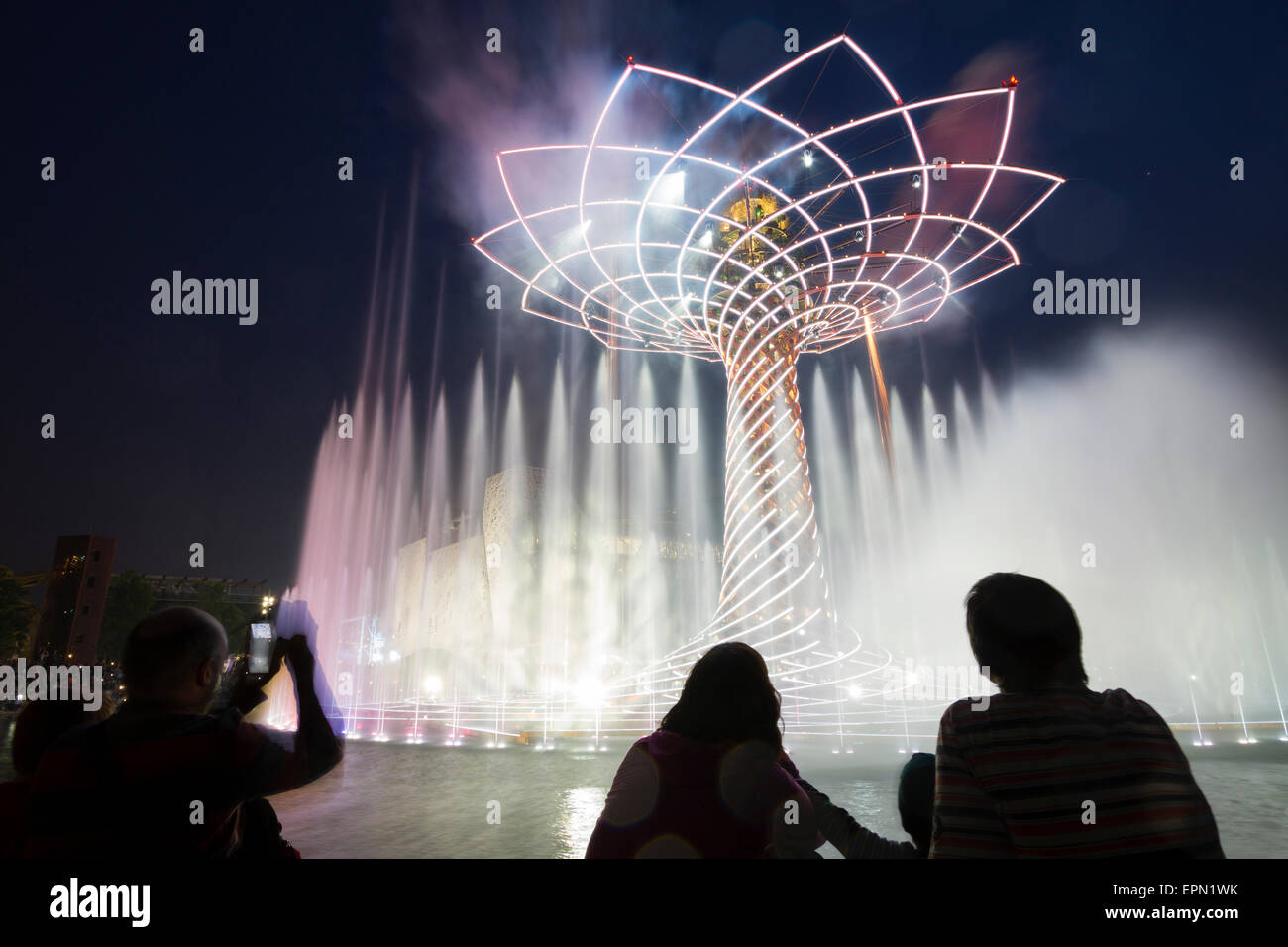 Mailand, Italien, 5. Mai 2015. Besucher sehen die Lichtshow rund um den Baum des Lebens-Brunnen auf der Expo 2015. Stockfoto