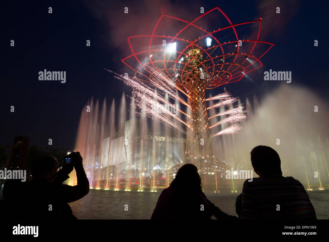 Mailand, Italien, 5. Mai 2015. Besucher sehen die Lichtshow rund um den Baum des Lebens-Brunnen auf der Expo 2015. Stockfoto