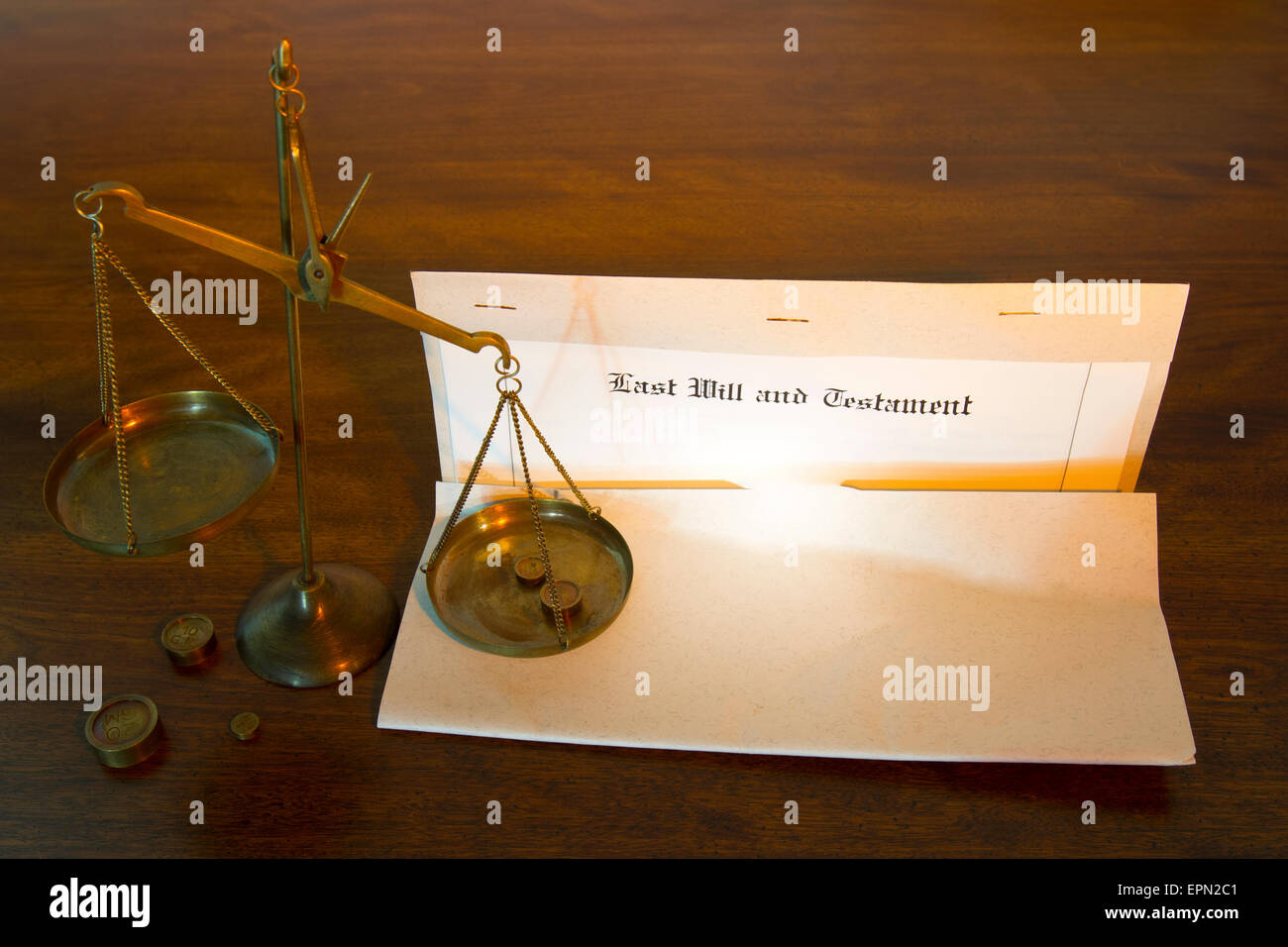 Letzten Willen und Testament Dokument mit rechtlichen Maßstäben auf Schreibtisch aus Holz. Stockfoto