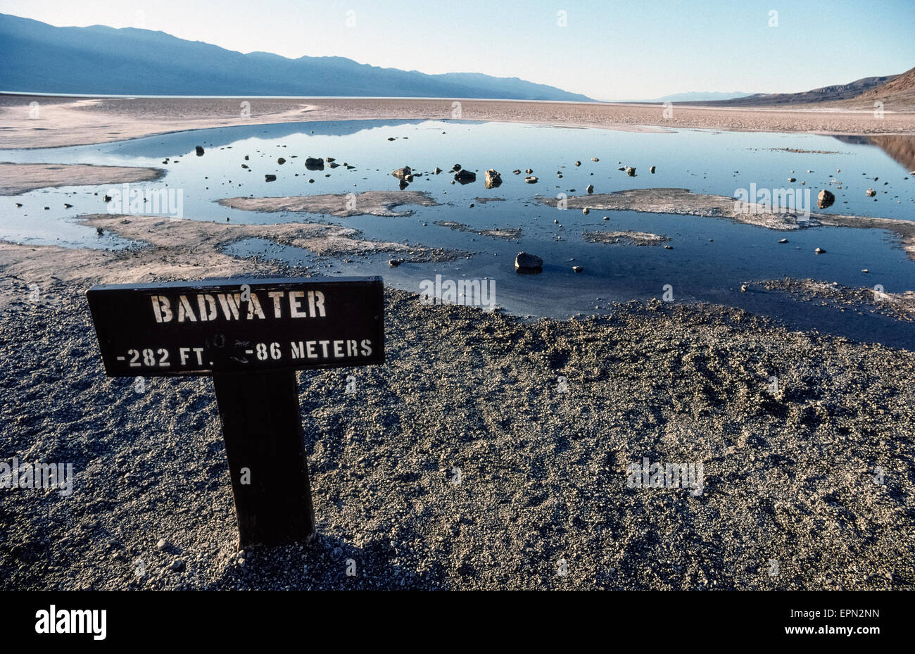Ein Schild markiert der tiefsten Punkt in Nordamerika--282 Füße-(86 m) unterhalb des Meeresspiegels - an einem Ort Badwater im Death Valley National Park im Inyo County, California, USA genannt. Im Sommer ist diese Stauchung in Badwater Basin, eine Salzpfanne, die manchmal hält Wasser aus einer unterirdischen Quelle und seltene Niederschläge, aber in den meisten Fällen ist ausgetrocknet durch Verdunstung wegen der hohen Wüste Temperaturen, die 120 ° F (49 ° C) erreichen können. Badwater hat seinen Namen von angesammelten Salze in das Becken, das es kein Wasser zum Trinken ungeeignet. Stockfoto