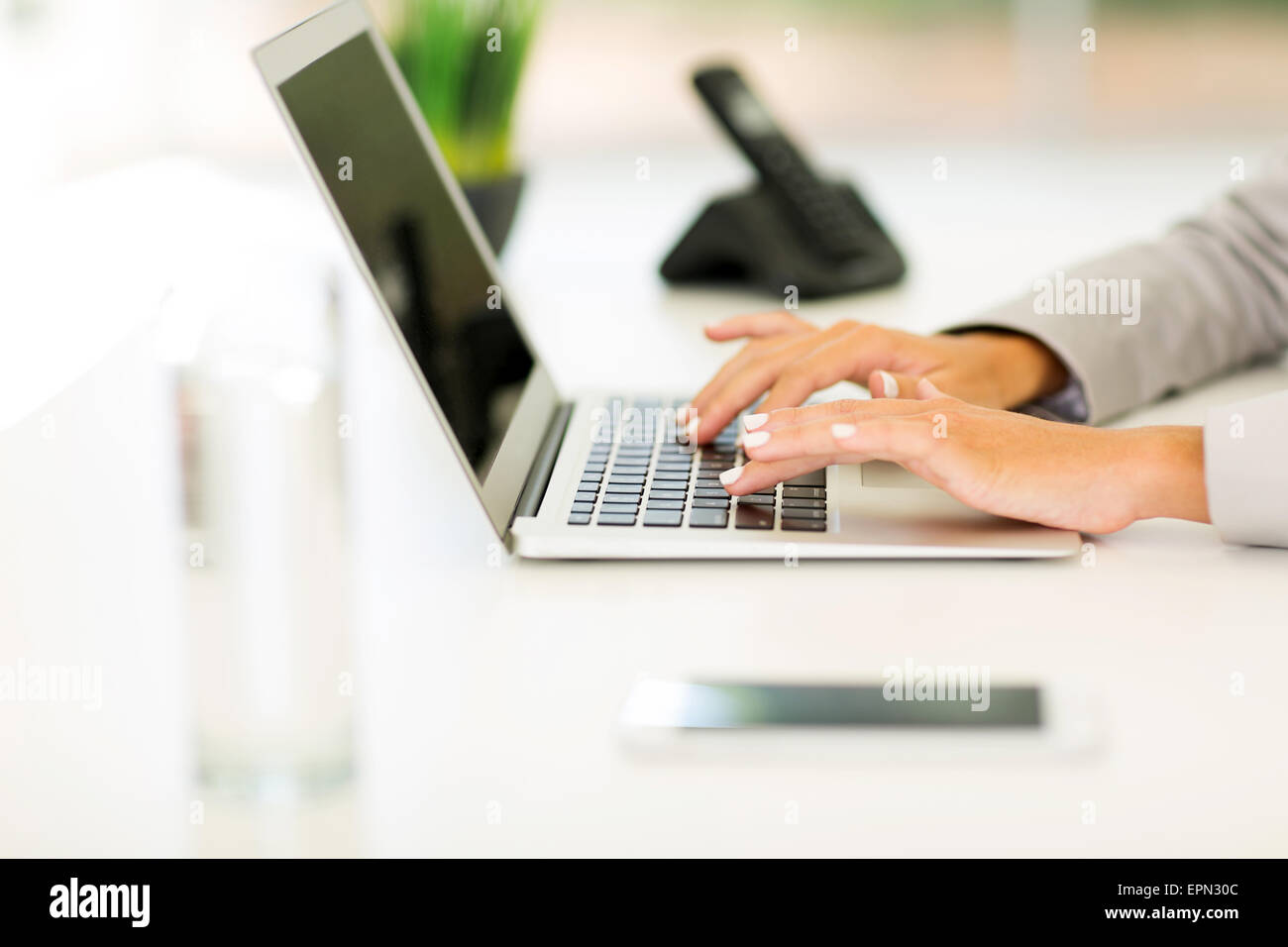 Nahaufnahme eines weiblichen Hände arbeiten am laptop Stockfoto