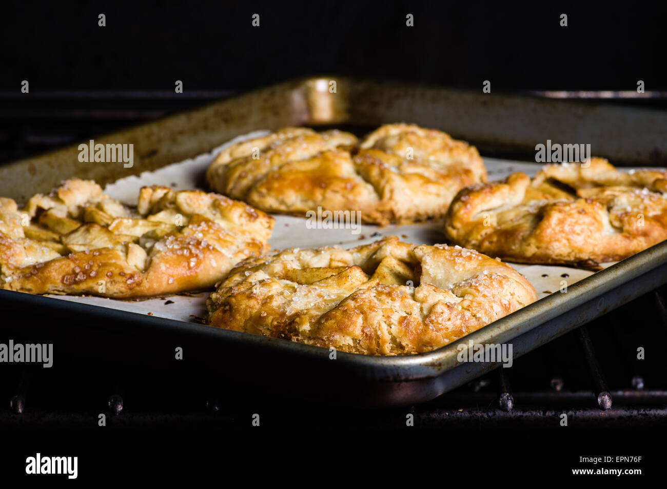 Warme Apfel Kuchen aus dem Ofen kommen Stockfotografie - Alamy