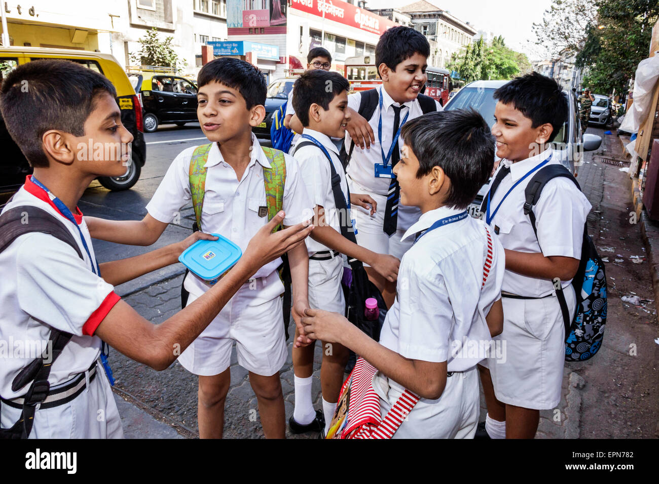 Mumbai Indien, Apollo Bandar, Colaba, Indumati Sakharkar Marg, Straße, Colaba Causeway, männliche Jungen Kinder Kinder Freunde, Studenten Uniformen, die Schol Stockfoto