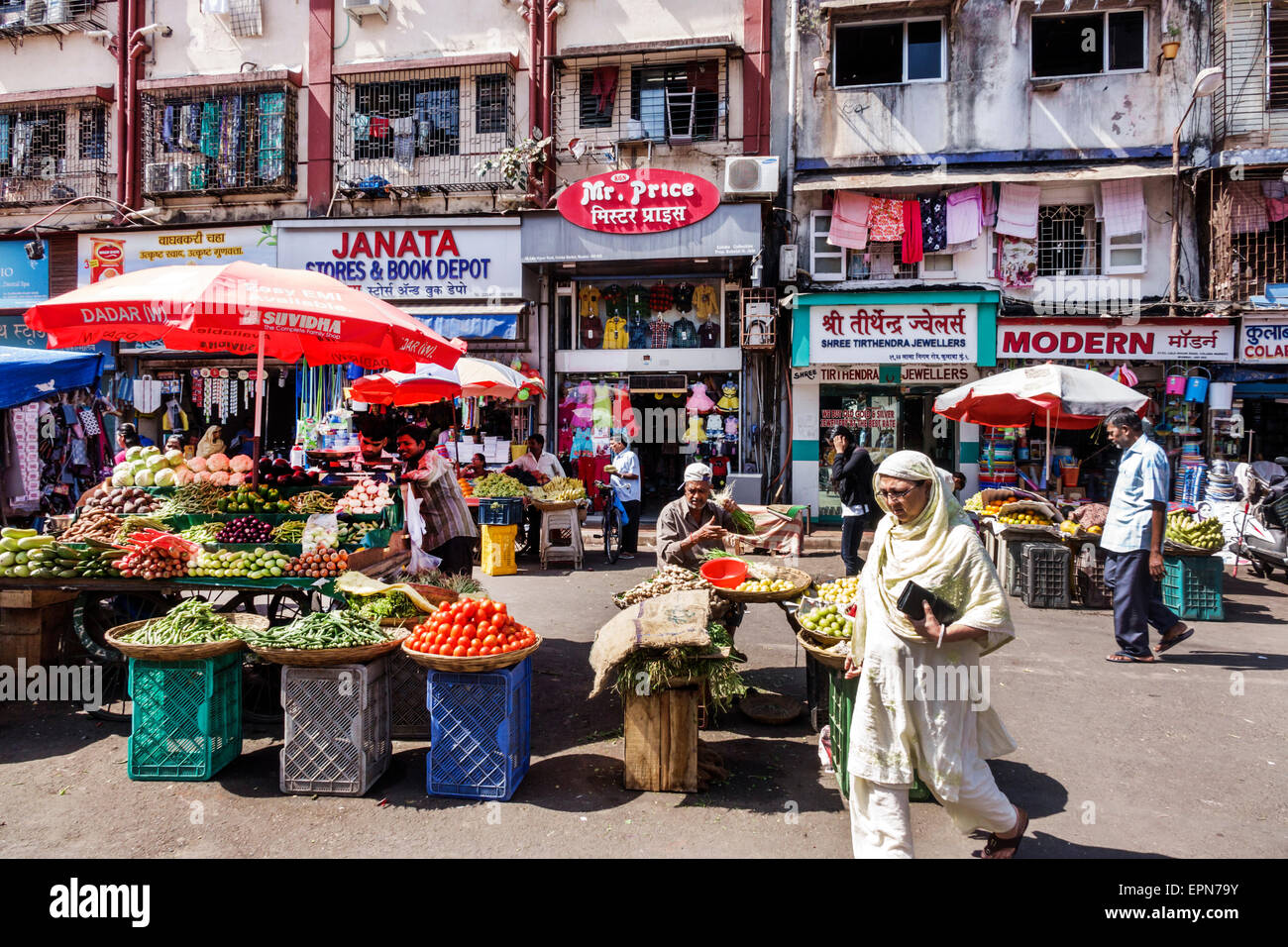 Mumbai Indien, Apollo Bandar, Colaba, Causeway, Markt, Lala Nigam Road, Shopping Shopper Shopper shoppen Geschäfte Markt Märkte Marktplatz Kauf Verkauf, Einzelhandel Stockfoto