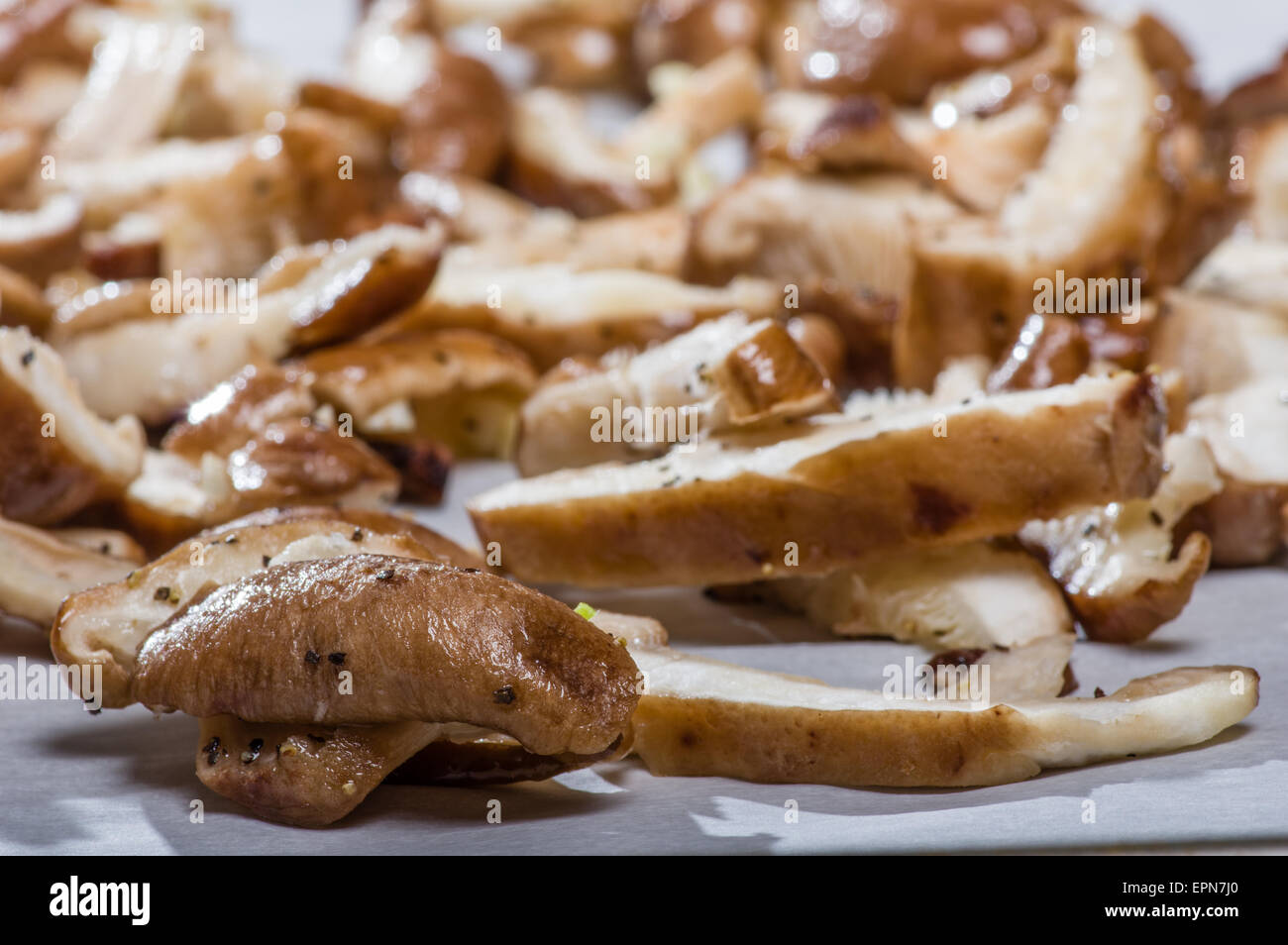 Gewürzt in Scheiben geschnittenen Champignons für das Kochen vorbereiten Stockfoto