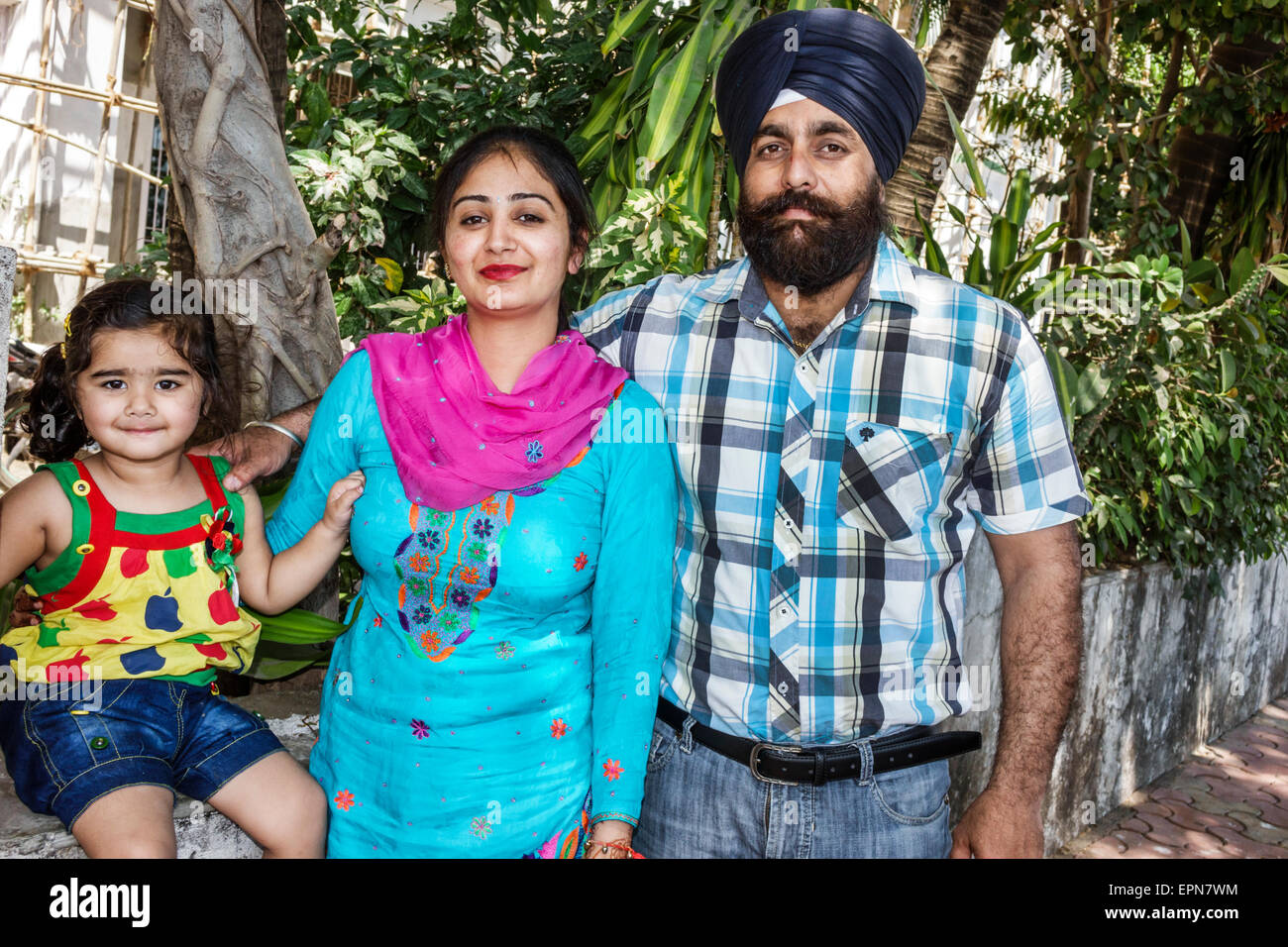 Mumbai Indien, Apollo Bandar, Colaba, PJ Ramchandani Marg, Straße, Frau weibliche Frauen, Verwandte, Schalwar Kameez, Mutter, Mädchen Mädchen, Youngster, weibliche Kinder childre Stockfoto