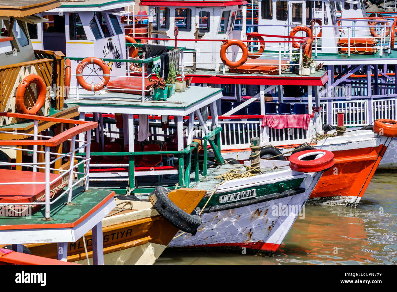 Mumbai Indien, Apollo Bandar, Colaba, Arabisches Meer, Fähren, Boote, Fähre, Boot, India150227135 Stockfoto