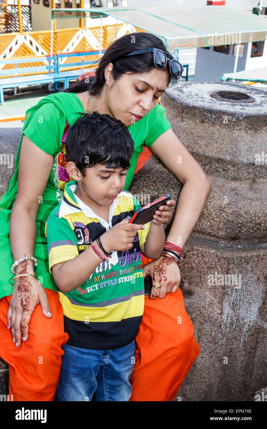 Mumbai Indien, Apollo Bandar, Colaba, Frau weibliche Frauen, Mutter, Sohn, Familie Familien Eltern Eltern Kind Kinder, Smartphone-Handys SMS, Toilette Stockfoto