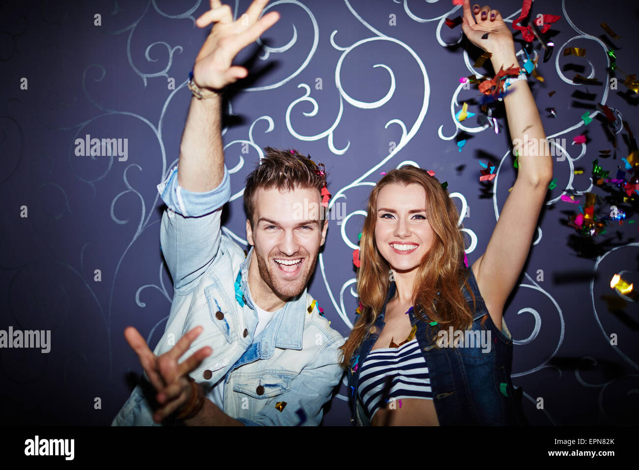Verliebten jungen Paare tanzen im Nachtclub Stockfoto