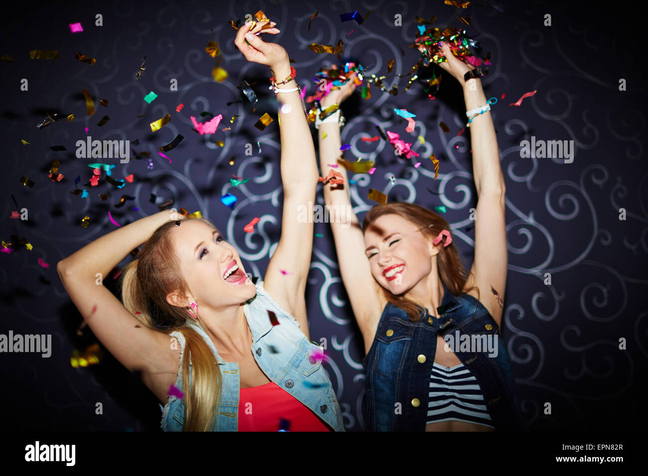 Zwei energetische Mädchen tanzen im Nachtclub Stockfoto