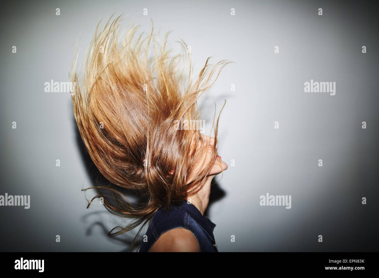 Energisches Mädchen mit blonden Haaren Stockfoto