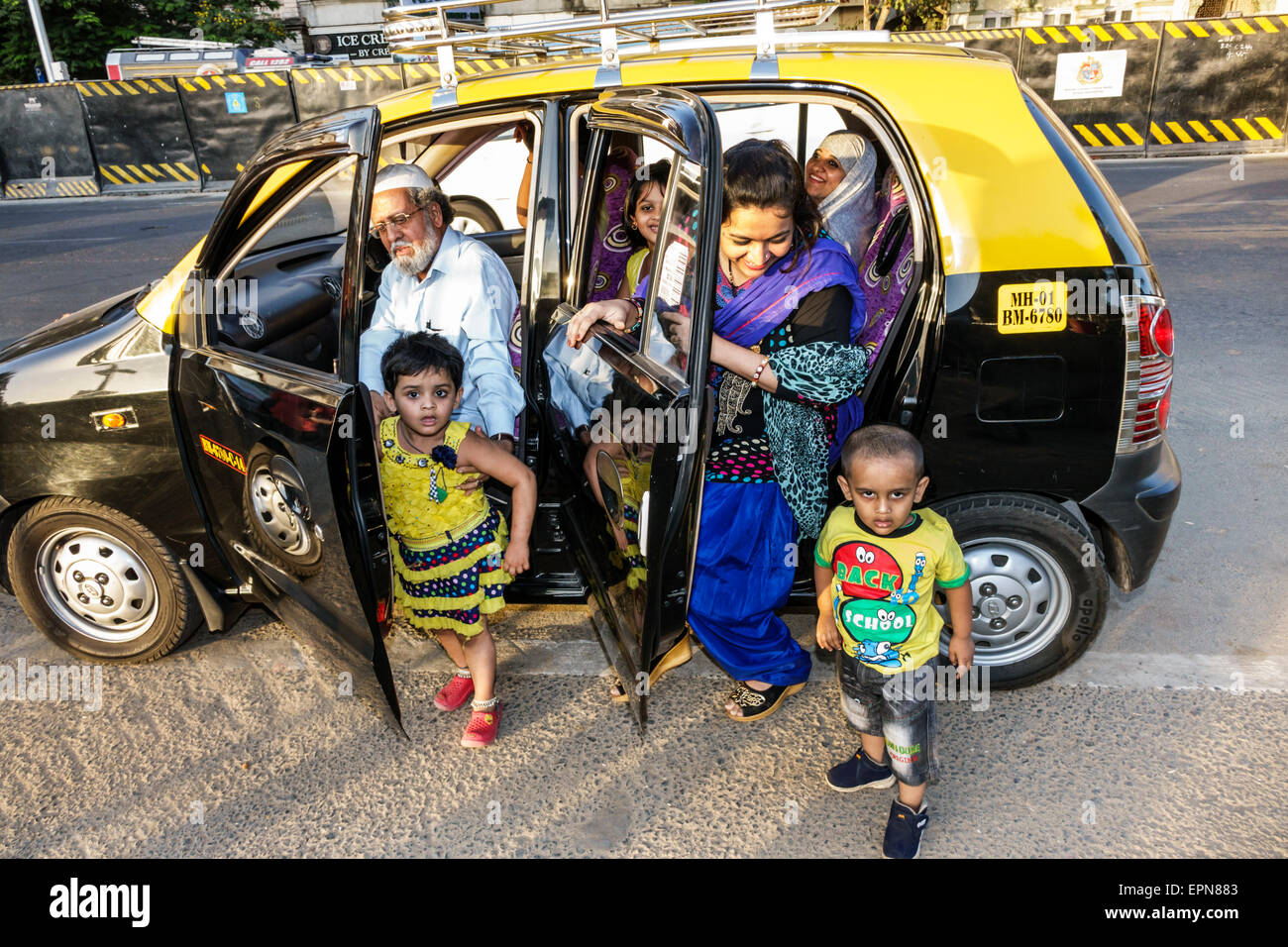 Mumbai Indien, Girgaon, Maharshi Karve Road, Taxi-Taxi, Taxis, Taxis, Mädchen, Mädchen, Youngster, weibliche Kinder Kinder männliche Jungen, Frau weibliche Frauen, Mutter, Tochter Stockfoto