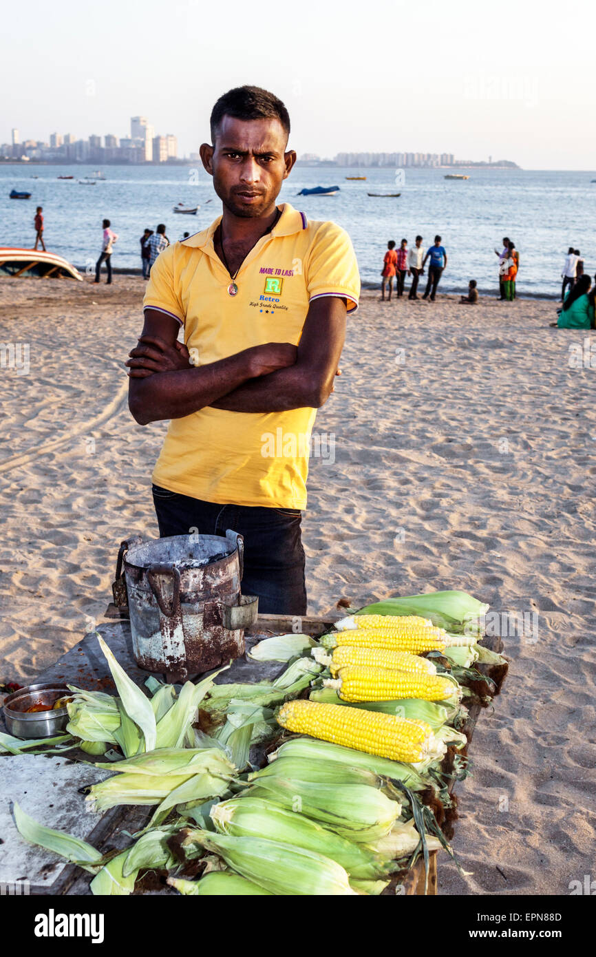 Mumbai Indien, Girgaon, Marine Drive, Chowpatty Beach, Öffentlichkeit, Verkäufer Stände Stand Markt Markt Markt, gerösteter Mais auf Kohle, Mann Männer männlich, Arabisch Stockfoto