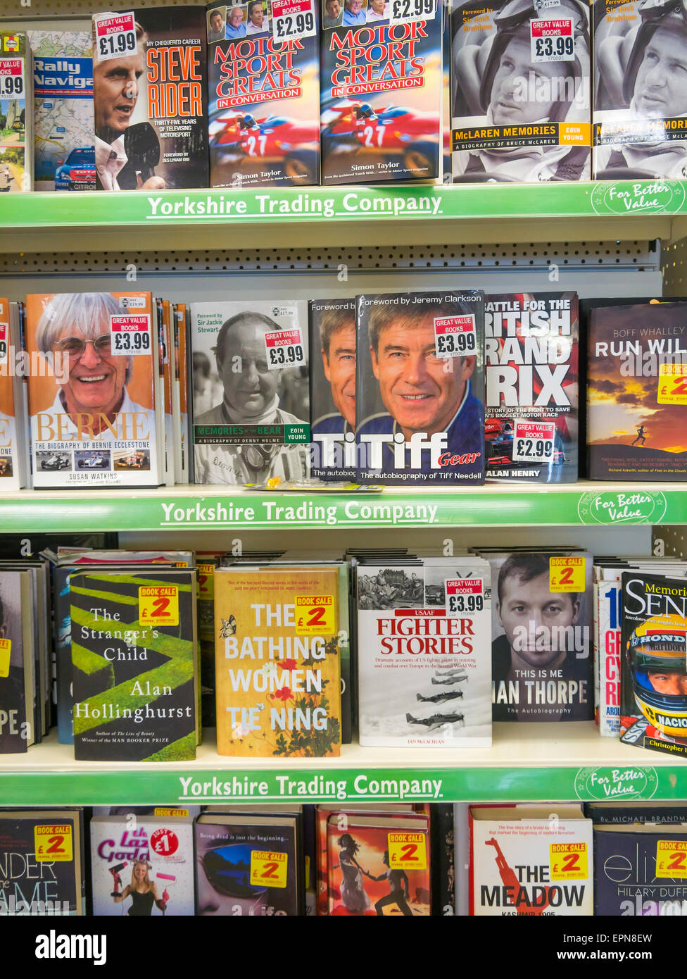 Eine Auswahl an Büchern zum Verkauf in einem Gemischtwarenladen an viel Preise gesenkt Stockfoto