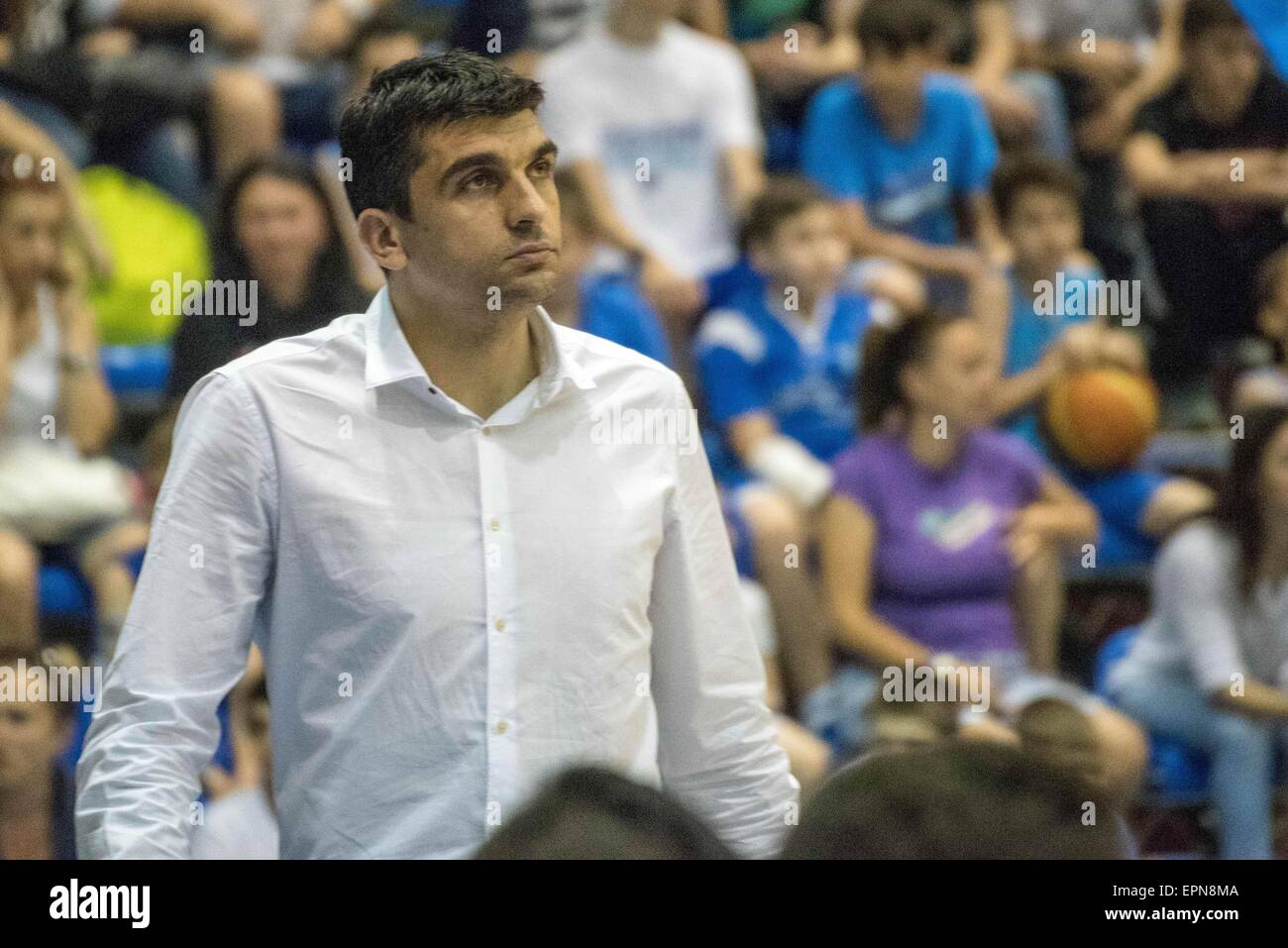 Sala Sporturilor Olimpia, Ploiesti, Ploiesti, Rumänien ROU. 19. Mai 2015. Sasa Ocokoljic, der Trainer der CSU Ploiesti in Aktion während der Herren Basketball League Finals Spiel zwischen CSU Asesoft Ploiesti ROU und BC Mures Targu Mures ROU bei Sala Sporturilor Olimpia, Ploiesti, Ploiesti, Rumänien ROU. Foto: Catalin Soare © Csm/Alamy Live-Nachrichten Stockfoto