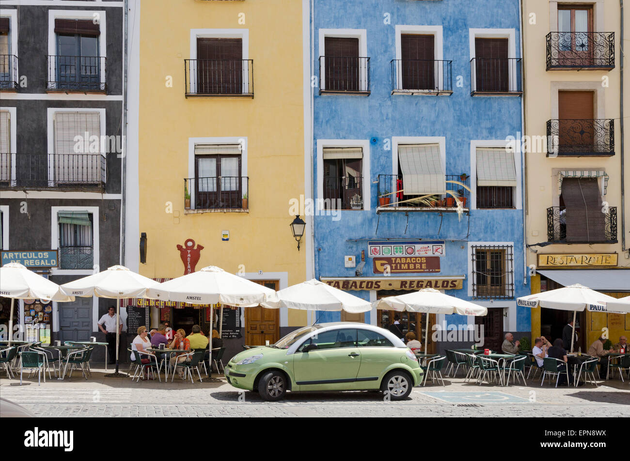 CUENCA, Spanien - 15. April 2013: Restaurant-Terrassen mit Blick auf die bunten Häuser des Platzes von Cuenca, Spanien Stockfoto