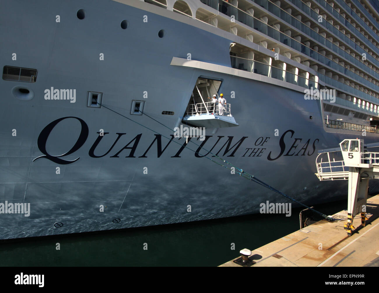 Mega-Kreuzfahrtschiff "QUANTUM OF THE SEAS" (347,08 m lang - Start 2014-4.100 Passagiere - 18 Decks) - Palma Stockfoto