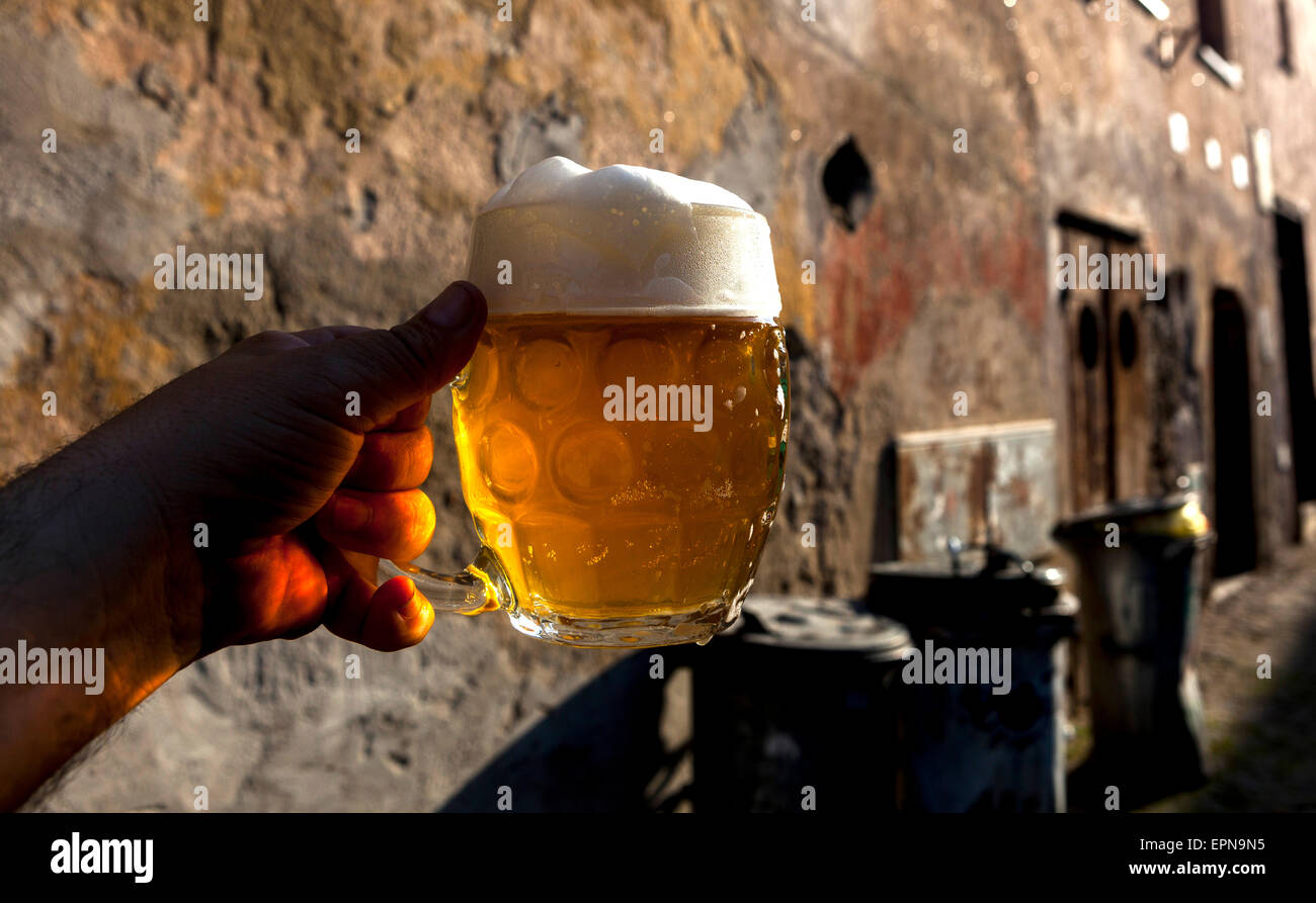 Jüdisches Viertel Trebic Tschechische Republik, frisch gezapftes Bier vor einer Bar Trumpetka Stockfoto