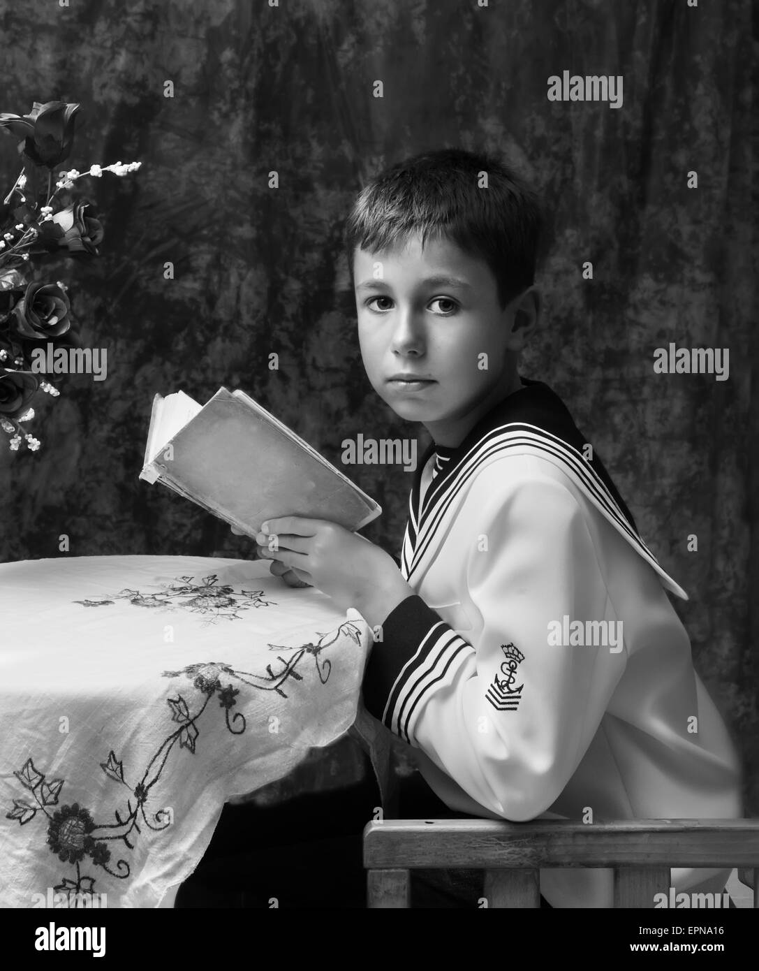 Junge liest ein Buch schwarz-weiß-Foto Stockfoto