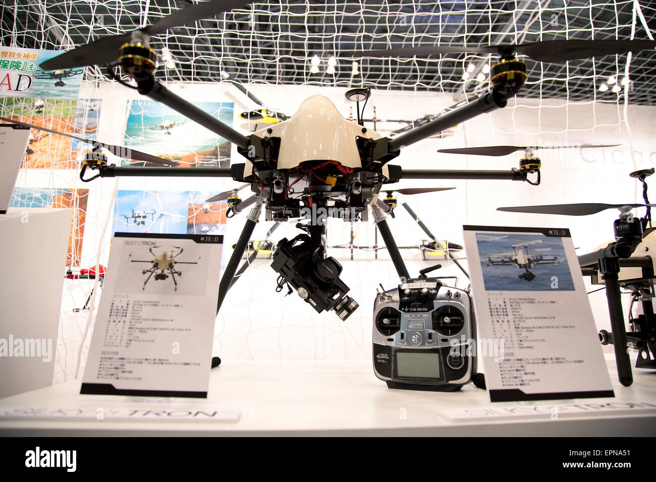 Chiba, Japan. 20. Mai 2015. Eine Drohne auf dem Display während der  internationalen Drohne Expo 2015, Chiba, Japan. Ca. 510 Unternehmen zeigte  sich die neueste Technologie der Drohne auf der Makuhari Messe