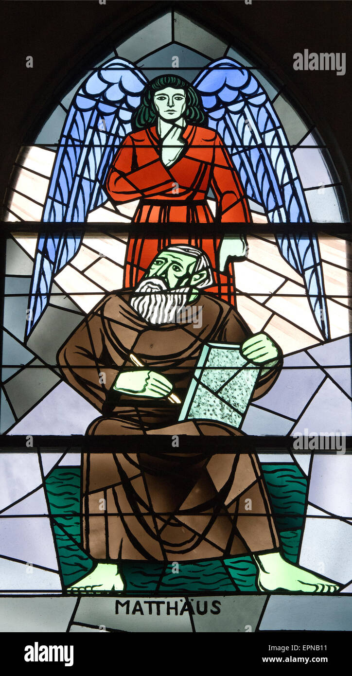 Evangelist Matthäus, Glasfenster der Evangelisch-reformierten Kirche Trubschachen, Kanton Bern, Schweiz Stockfoto