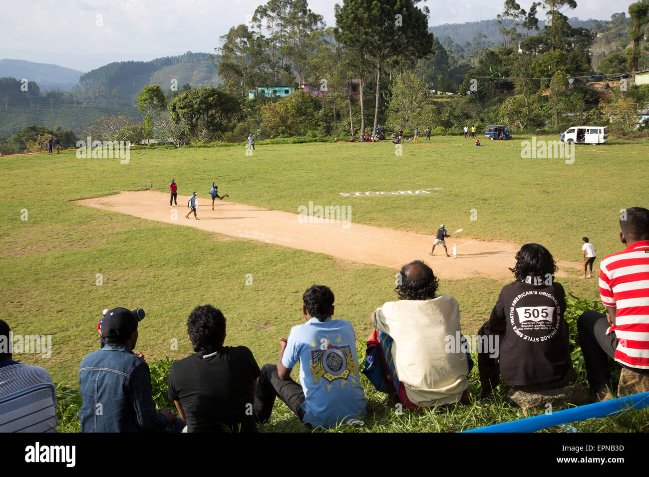 Menschen beobachten Cricket match, Haputale, Badulla Bezirk, Uva Provinz, Sri Lanka, Asien Stockfoto