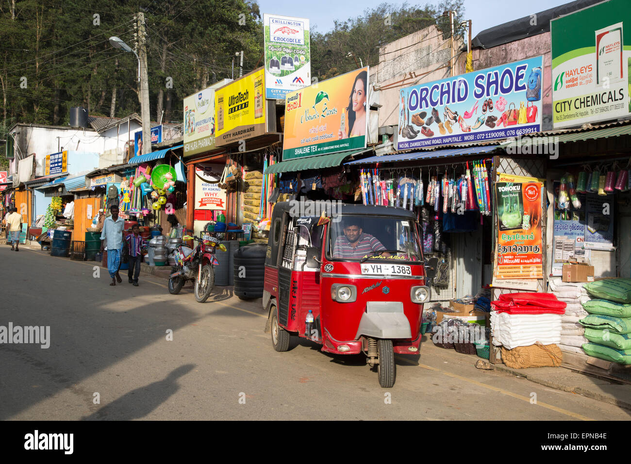 Geschäfte und Tuk-Tuk-taxi, Haputale, Badulla District, Uva Provinz, Sri Lanka, Asien Stockfoto