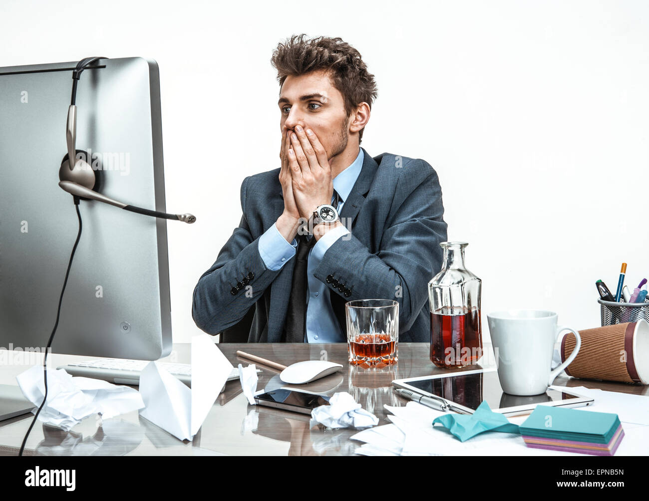 Geschäftsmann war entsetzt, als Sie auf den Bildschirm schauen / moderne Büro Mann am Arbeitsplatz, Depression und Krisenkonzept Stockfoto