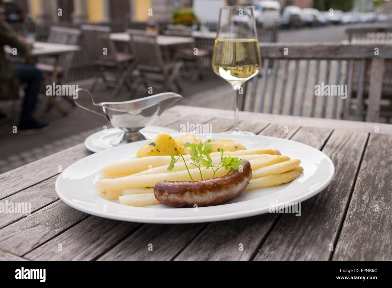 Spargel und eine Grillwurst, Restaurant Weinforum Franken Eibelstadt, Mainfranken, Unterfranken, Franken, Bayern Stockfoto