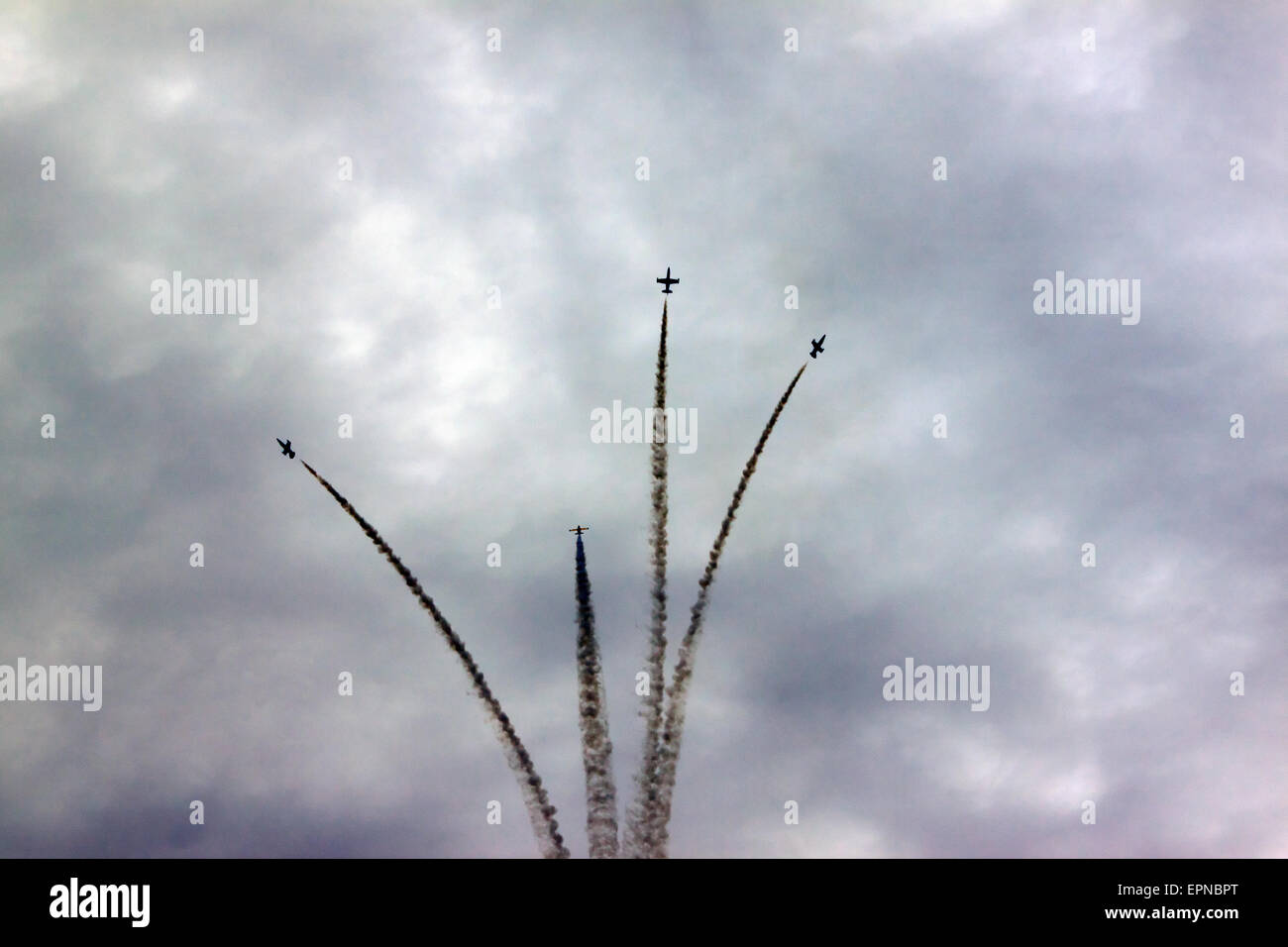 vier Kämpfer in den stürmischen Himmel. Schwarz / weiß Stockfoto