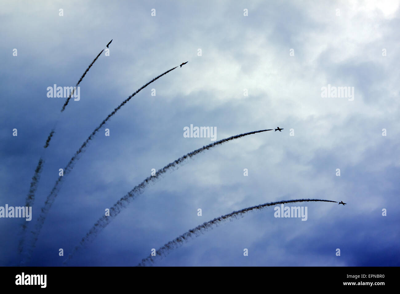 Luftfahrt-sports.four-Flugzeuge auf dem Hintergrund der Gewitterhimmel Stockfoto
