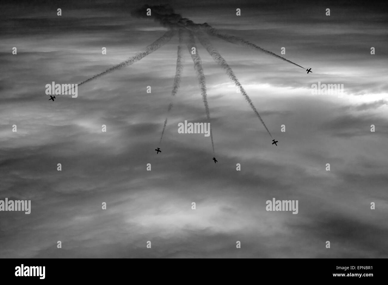 ein Team von Kämpfer führt eine Manöver in den Himmel. Schwarz / weiß Stockfoto
