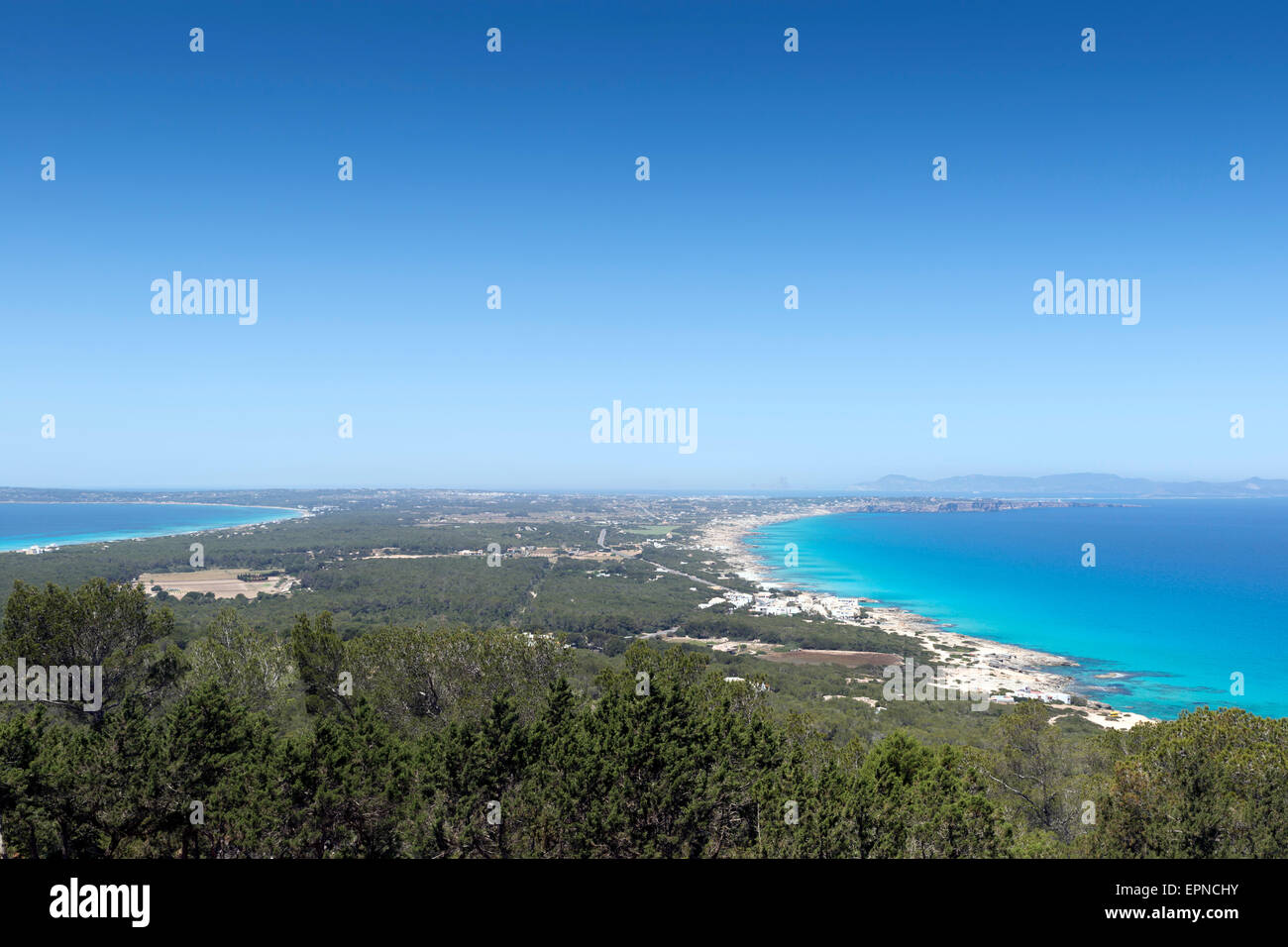 Insel Formentera, Spanien. Blick auf felsigen Nordküste. Am Horizont ist Es Vedra Stockfoto