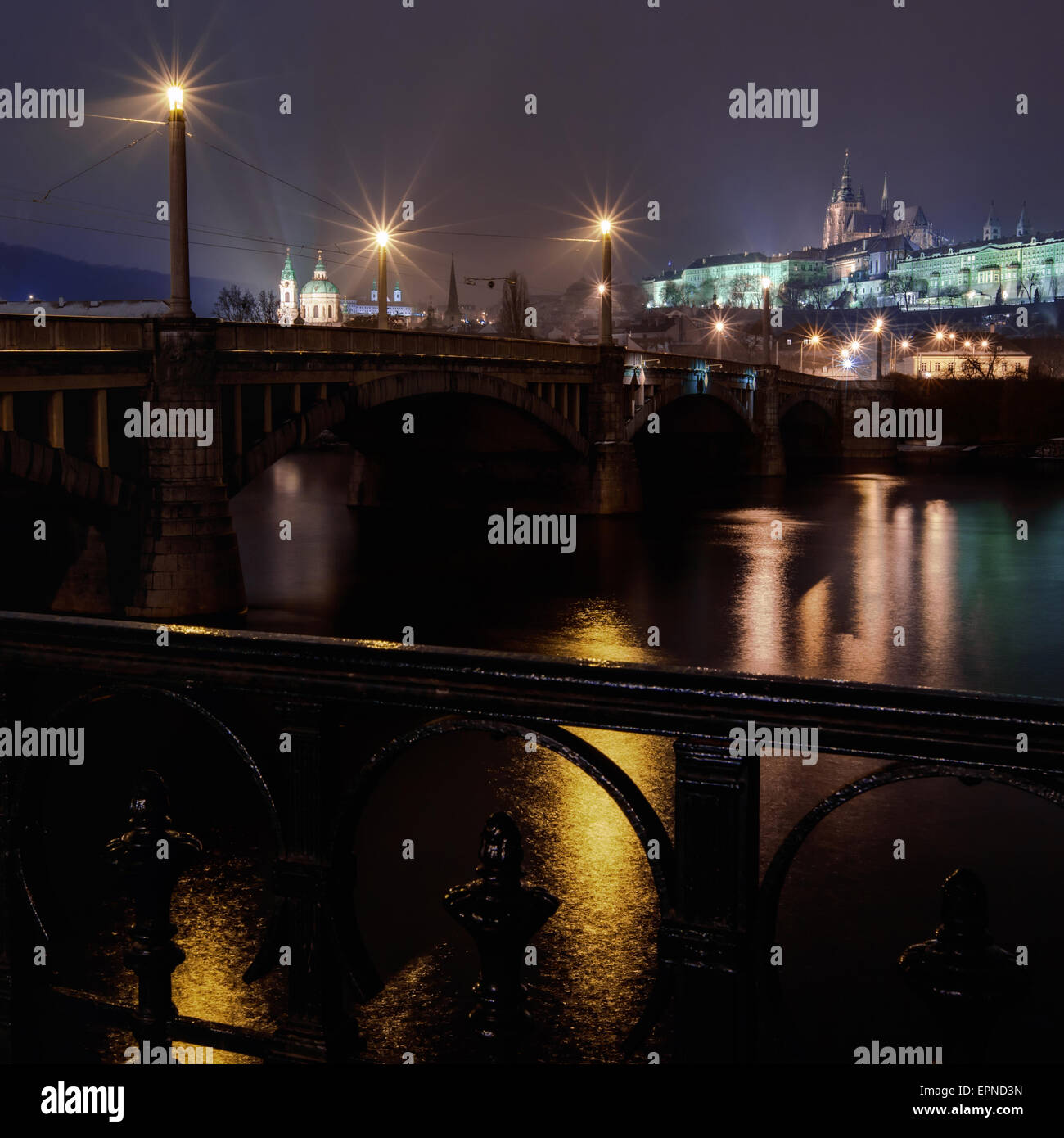 Manes-Brücke und die Pragerburg bei Nacht Stockfoto