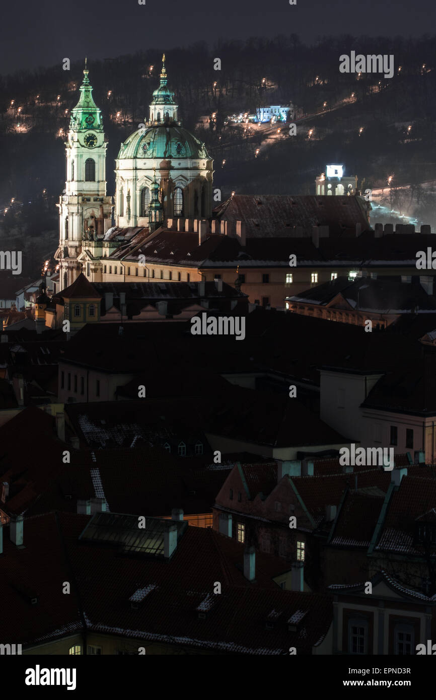 St.-Nikolaus-Kirche in Prag bei Nacht Stockfoto