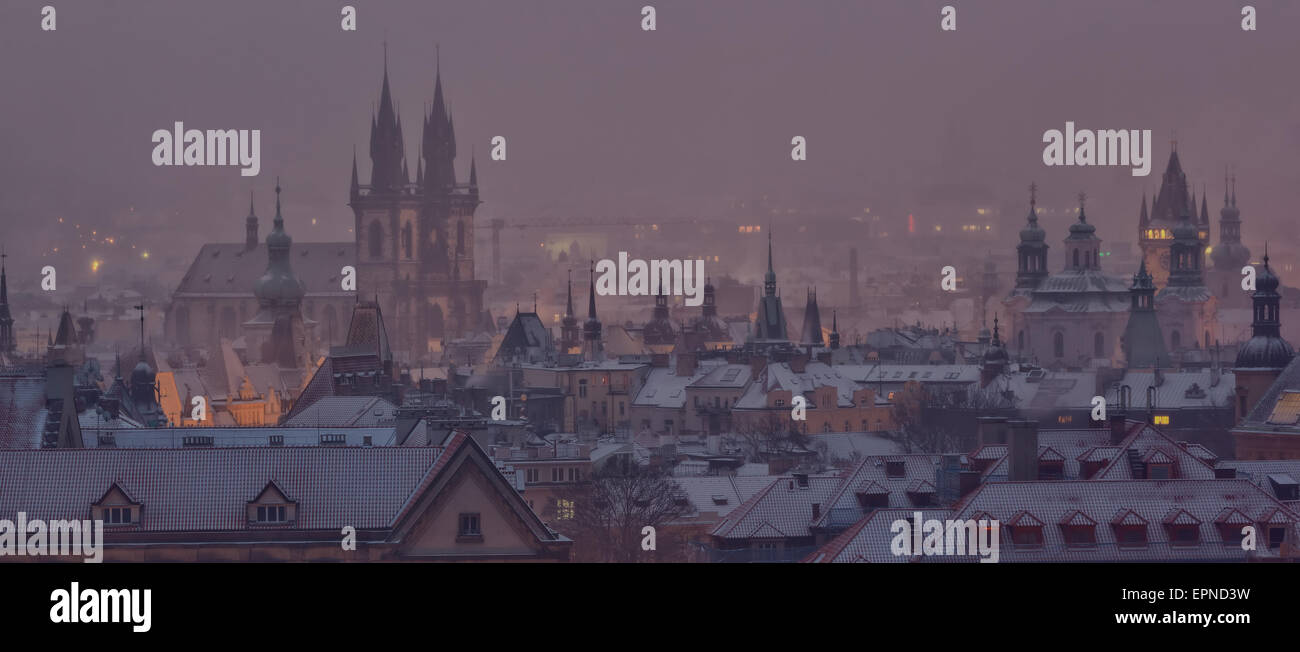 Prager Türme nach Sonnenuntergang im winter Stockfoto