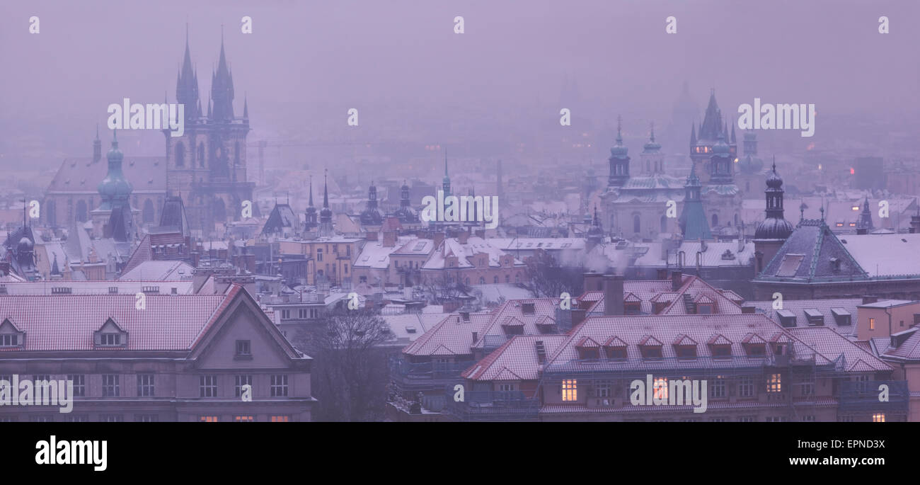Prager Türme vor Sonnenaufgang im winter Stockfoto