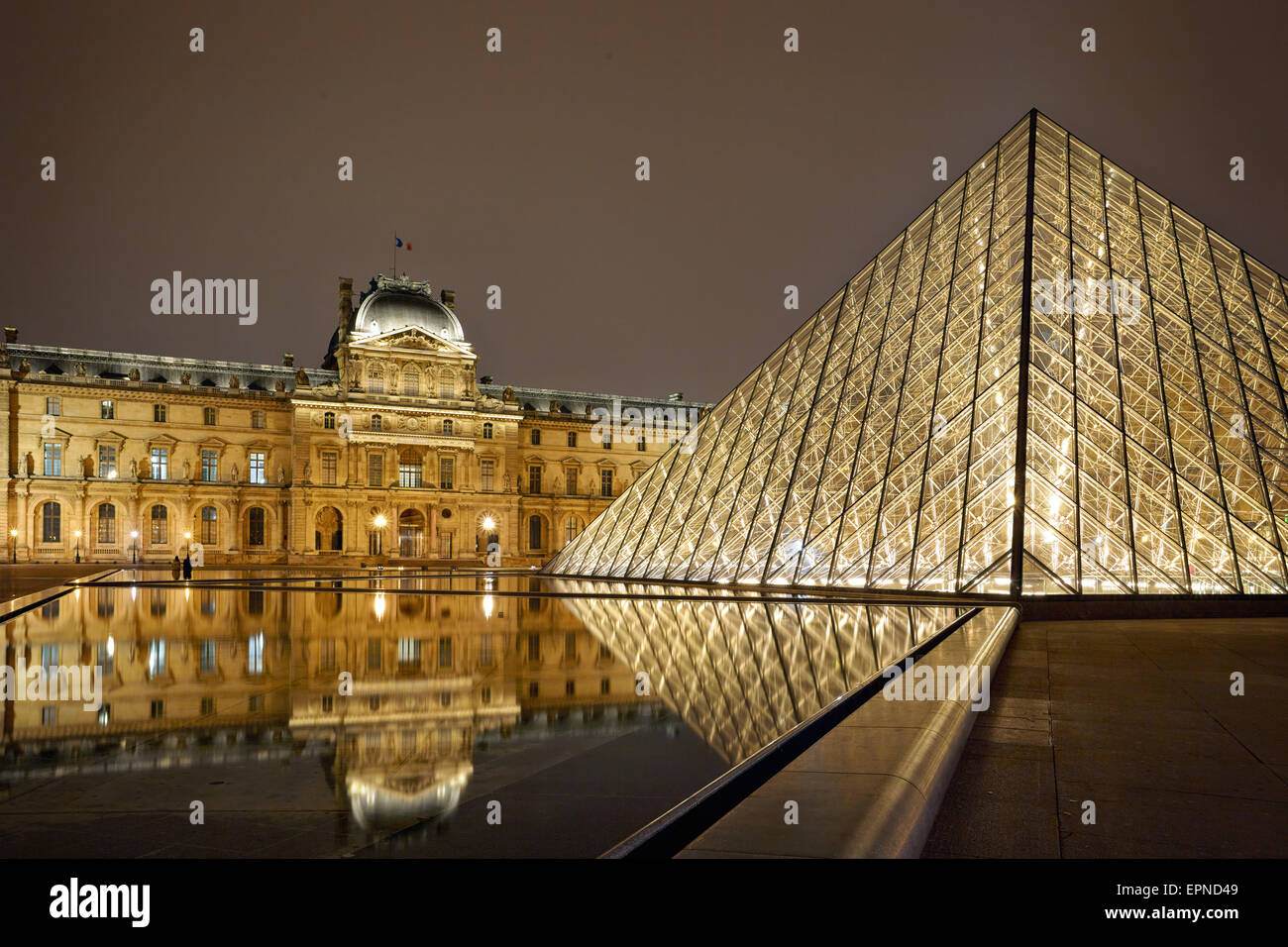 Nachtansicht des Kunstmuseum Louvre, Paris, Frankreich. Stockfoto