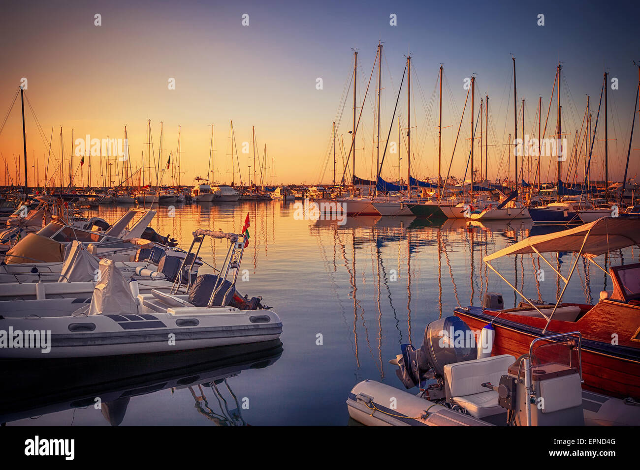 Marina mit angedockten Yachten bei Sonnenuntergang Stockfoto