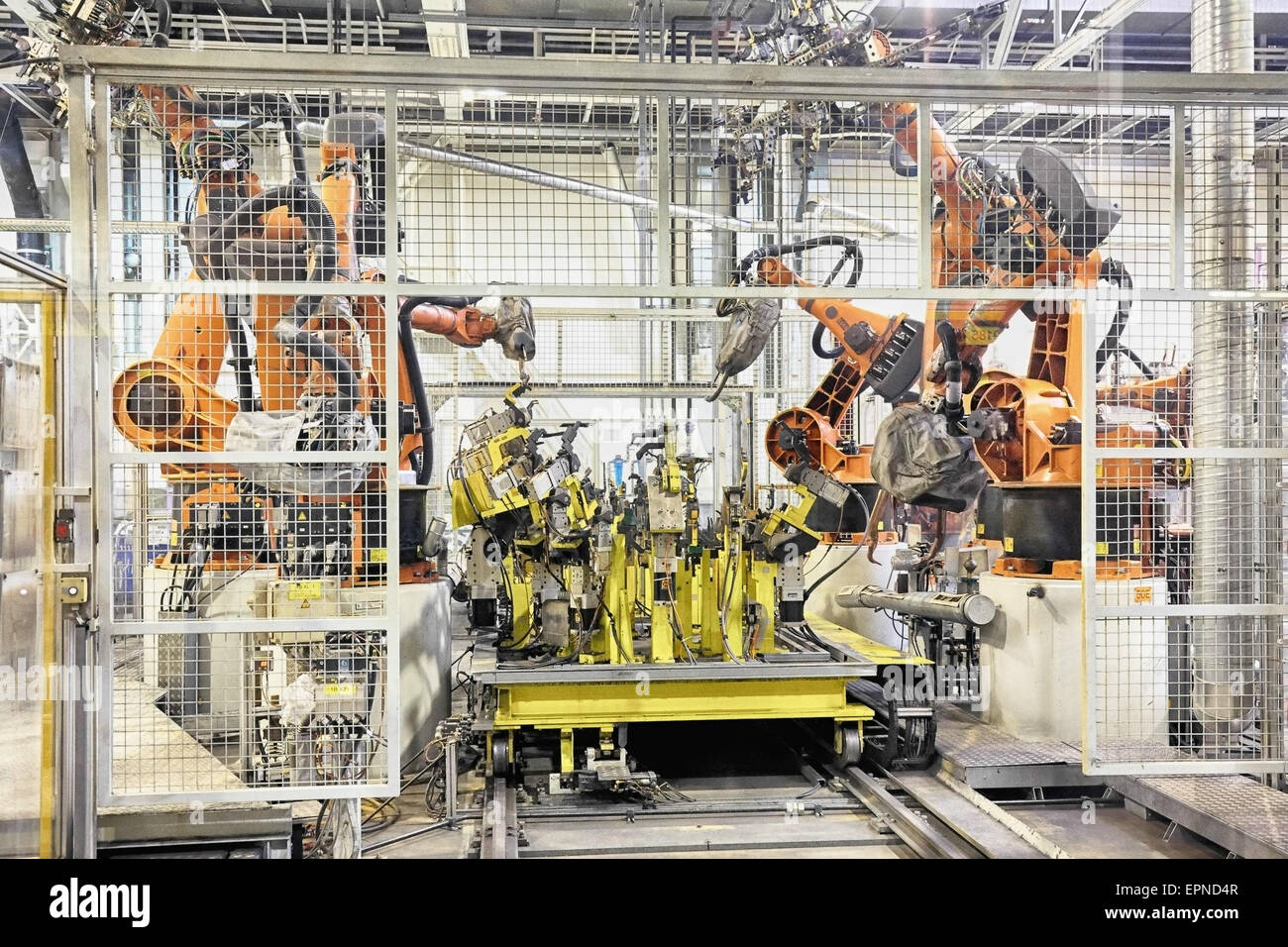 Roboter in einer Autofabrik Stockfoto