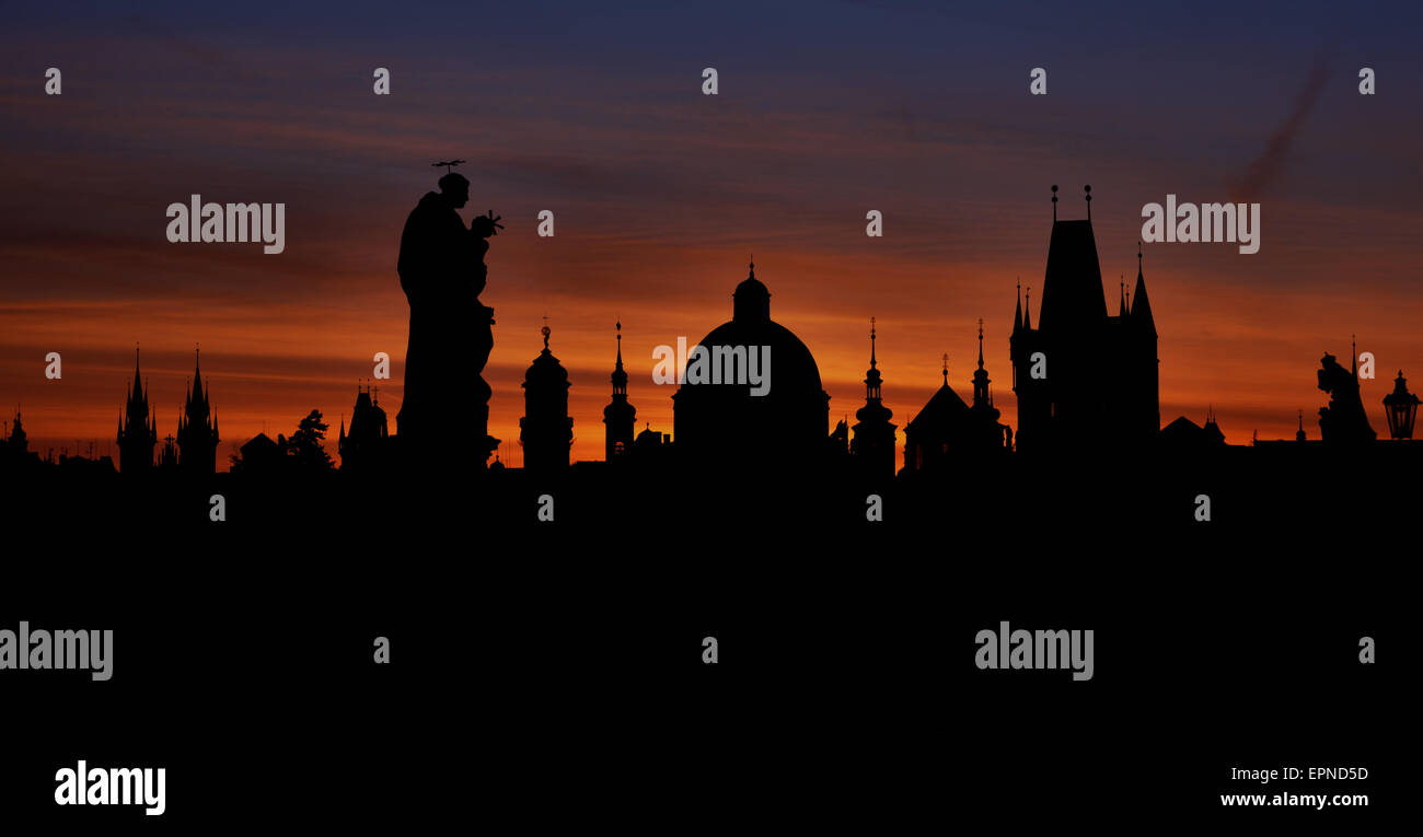 Prag-Silhouetten von der Karlsbrücke entfernt vor der Morgendämmerung Stockfoto