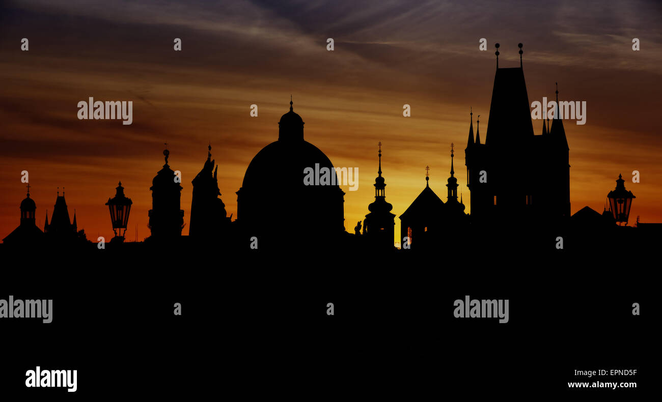 Prag-Silhouetten von der Karlsbrücke entfernt vor der Morgendämmerung Stockfoto