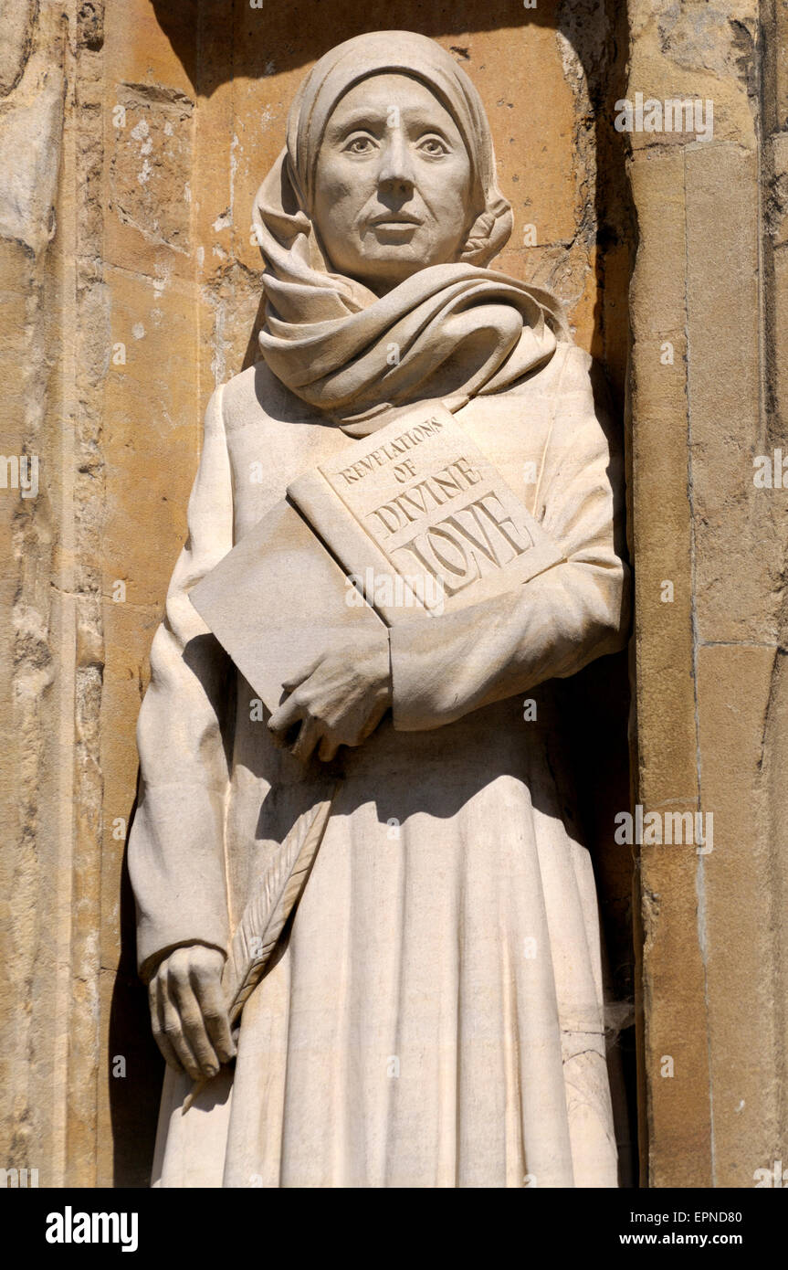 Norwich, Norfolk, England. Norwich Cathedral (1096-1145) Statue vom Westen Veranda - Mutter Julian Stockfoto