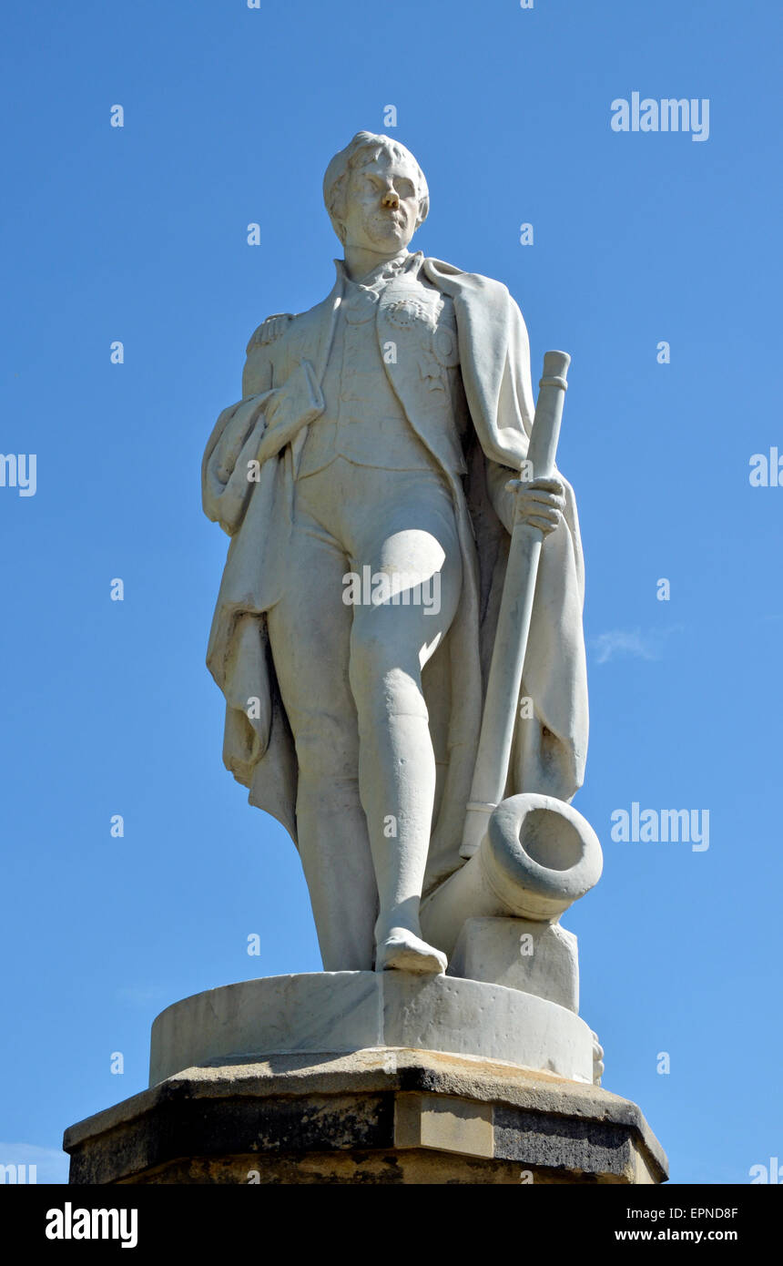 Norwich, Norfolk, England. Statue von Lord Horatio Nelson (von Thomas Milnes; 1856) im oberen Norwich Cathedral in der Nähe. Stockfoto